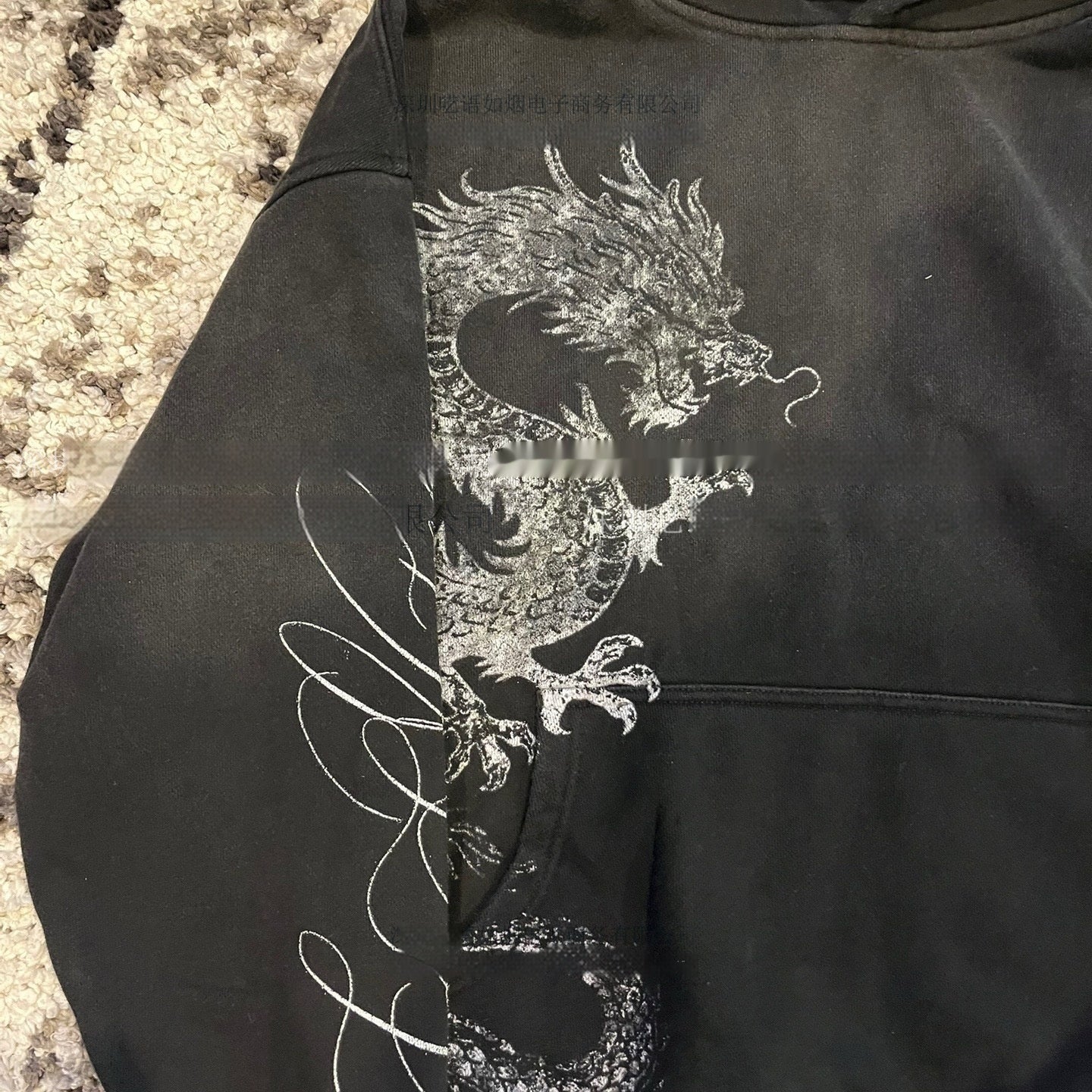Miesten rennosti istuva retro-huppari, graffitiprintti ja vetoketju