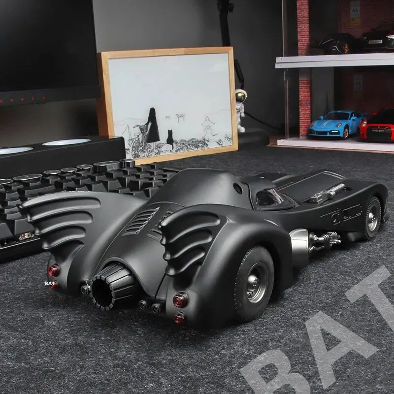1:18 1989 Batmobile painevalettu auto Batman-figuurilla, musta