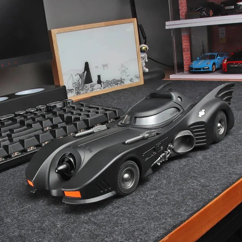 1:18 1989 Batmobile painevalettu auto Batman-figuurilla, musta